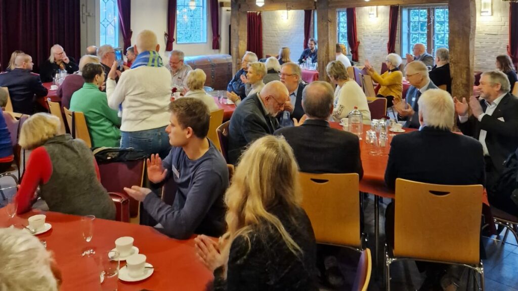 Besucher im Humburg Haus