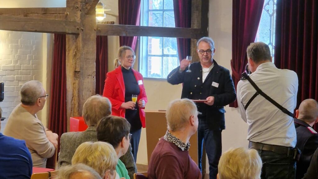 Svea Pfeifer und Cornelis de Jong stoßen mit den Gästen auf das neue Jahr an
