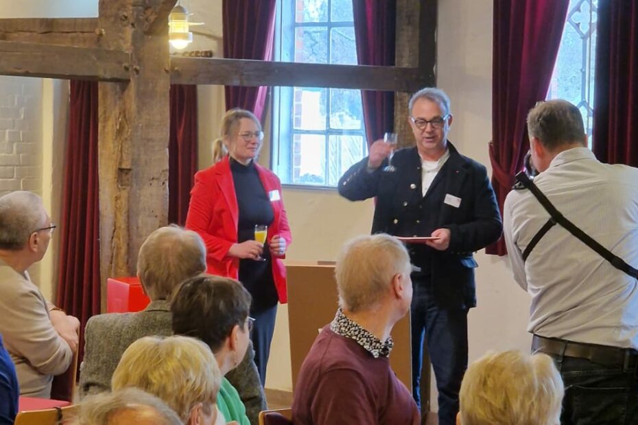 Svea Pfeifer und Cornelis de Jong stoßen mit den Gästen auf das neue Jahr an