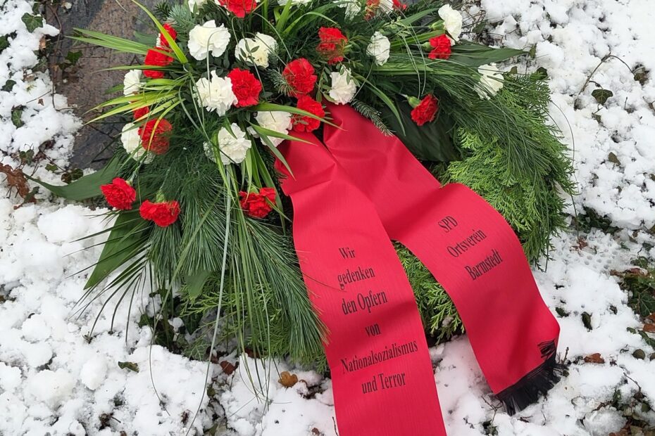 Kranz mit roten und weißen Nelken auf Schnee, auf der roten Schleife steht: Wir gedenken den Opfern von Nationalsozialismus und Terror, SPD Ortsverein Barmstedt
