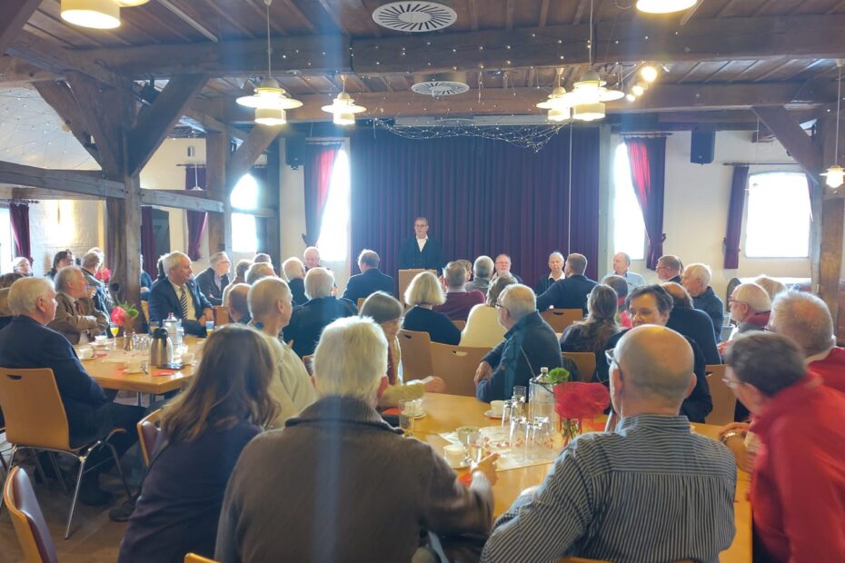 Gut besuchter Saal im Humburg-Haus beim Neujahrsempfang, vorn am Stehpult spricht ein Redner